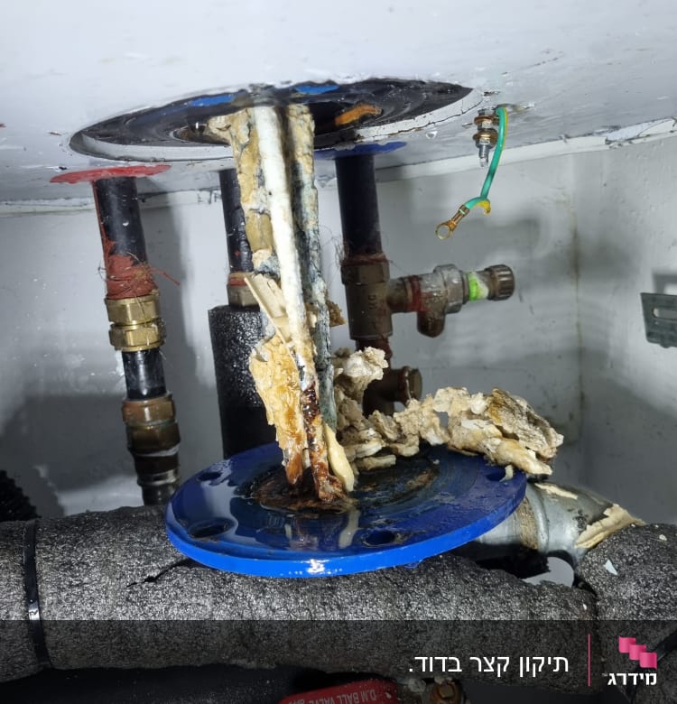 חוטי חשמל ירוקים וברגים מחוברים לצינור